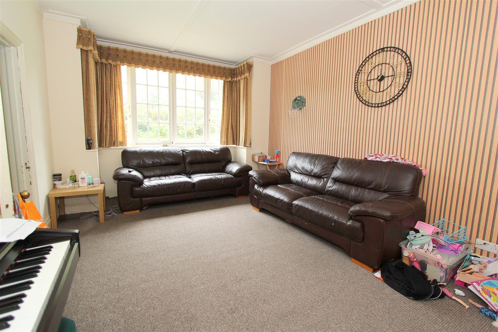 4 bed property in Woodcote Grove Road, Coulsdon